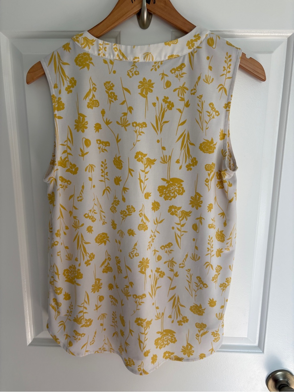 Ann Taylor S White Sleeveless V-Neck Camisole with Yellow Floral Print - Picture 4 of 7